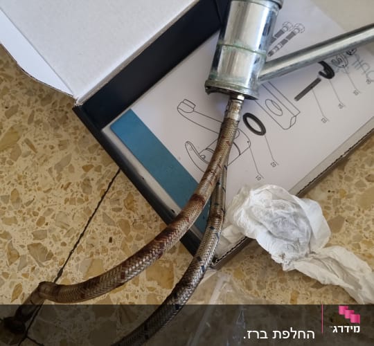 ברז וכבלים על רצפה, חלקי אינסטלציה